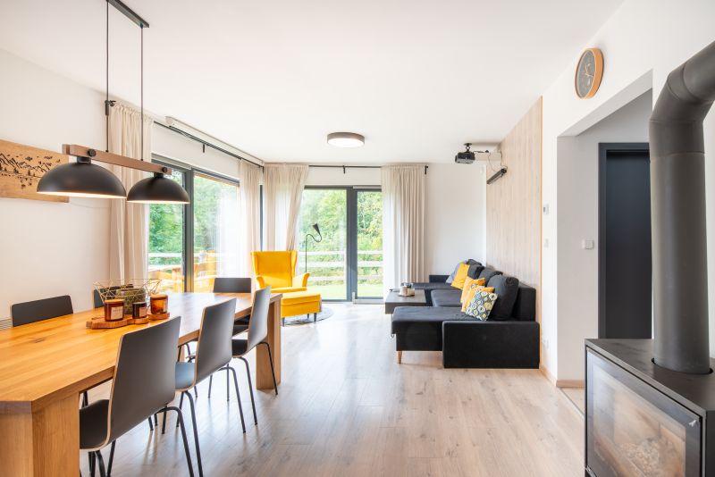 DrevoaStavby.cz Krkonošská dřevostavba s modřínovým obložením VEXTA DrevoaStavby.cz Krkonošská dřevostavba s modřínovým obložením VEXTA_hlavní obytná místnost