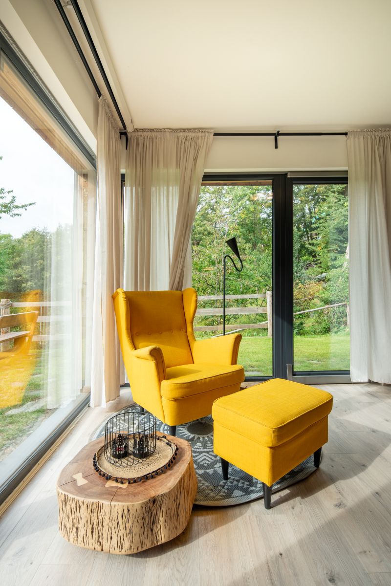 DrevoaStavby.cz Krkonošská dřevostavba s modřínovým obložením VEXTA DrevoaStavby.cz Krkonošská dřevostavba s modřínovým obložením VEXTA_křeslo