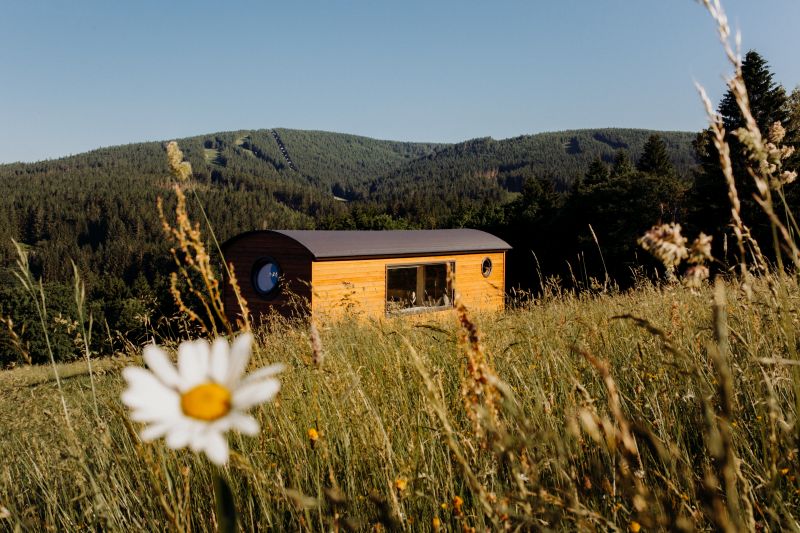 DrevoaStavby.cz | Spaní na medu | Ubytování ve dřevěném včelíně