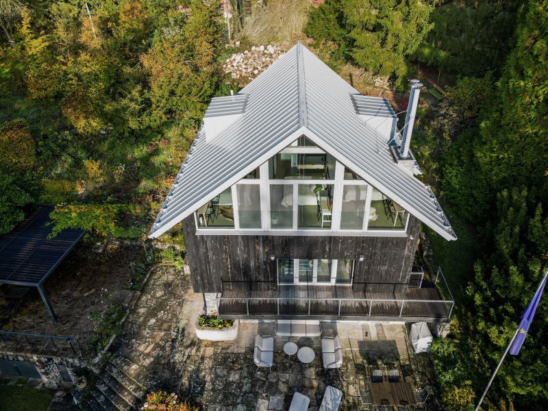 DrevoaStavby.cz | Dřevěná nástavba-moderní chata v lese