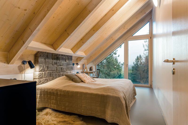 DrevoaStavby.cz | Dřevěná nástavba moderní chata v lese_ložnice v chatě