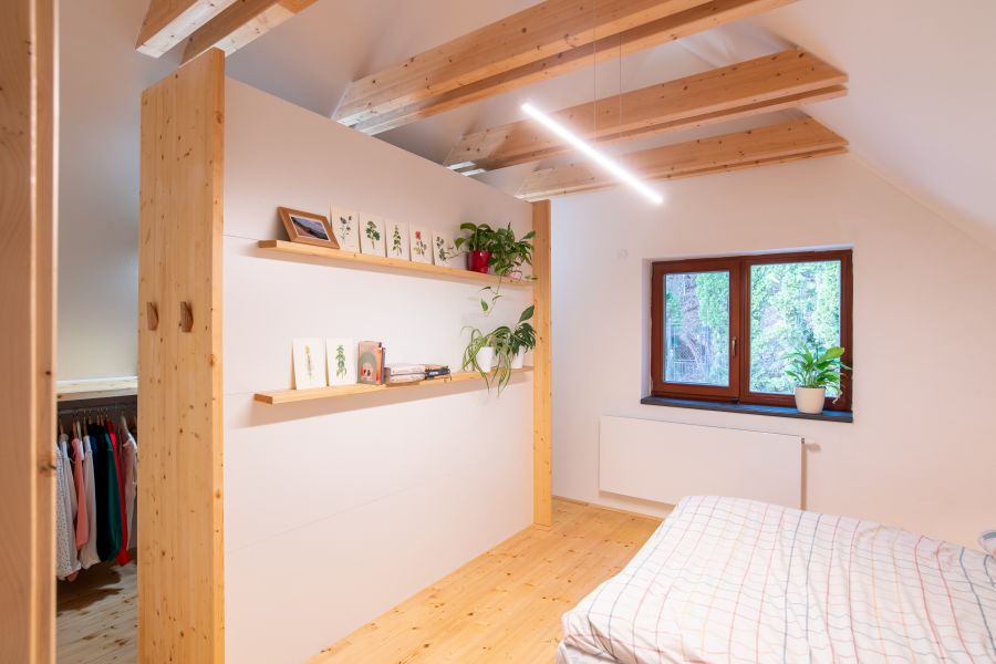 DrevoaStavby.cz Střešní okno DrevoaStavby.cz Střešní okno v podkroví interiér