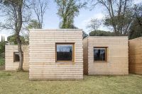 Na malém čtvercovém pozemku si postavili netradiční pasivní dům z šesti dřevěných buněk