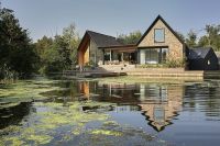 Na místě polorozpadlé dřevěné chaty uprostřed močálů a rašeliny postavili moderní dům plující na vodě