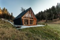 Na okraji Trnovského lesa stojí moderní dřevostavba, kterou mladá rodina využívá k prázdninovému bydlení