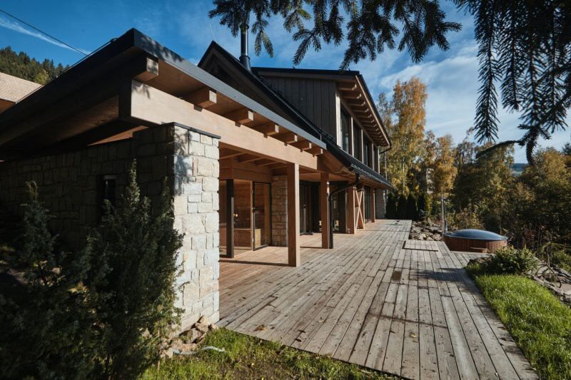 DrevoaStavby.cz | Masivní skeletová dřevostavba ve svahu 