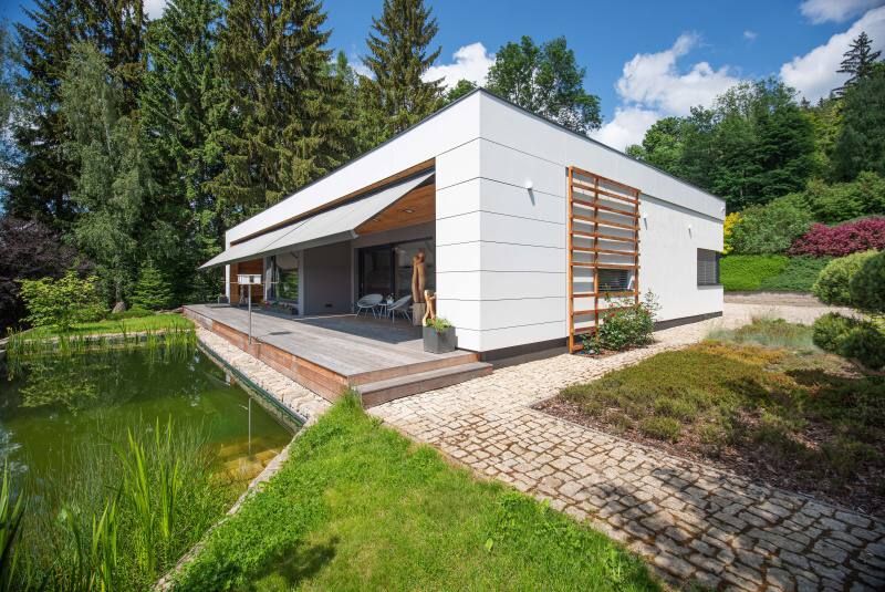 DrevoaStavby.cz | Moderní dřevostavba ve svažitém pozemku s jezírkem DrevoaStavby.cz | Moderní dřevostavba ve svažitém pozemku s jezírkem