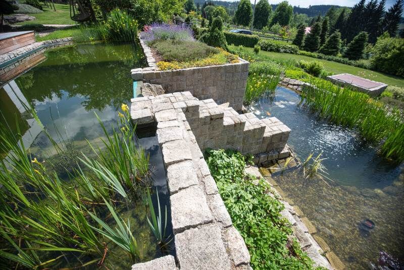 DrevoaStavby.cz | Moderní dřevostavba ve svažitém pozemku s jezírkem DrevoaStavby.cz | Moderní dřevostavba ve svažitém pozemku s jezírkem