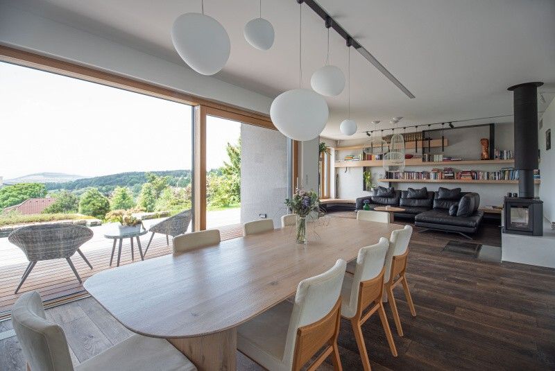 DrevoaStavby.cz | Moderní dřevostavba ve svažitém pozemku s jezírkem DrevoaStavby.cz | Moderní dřevostavba ve svažitém pozemku s jezírkem