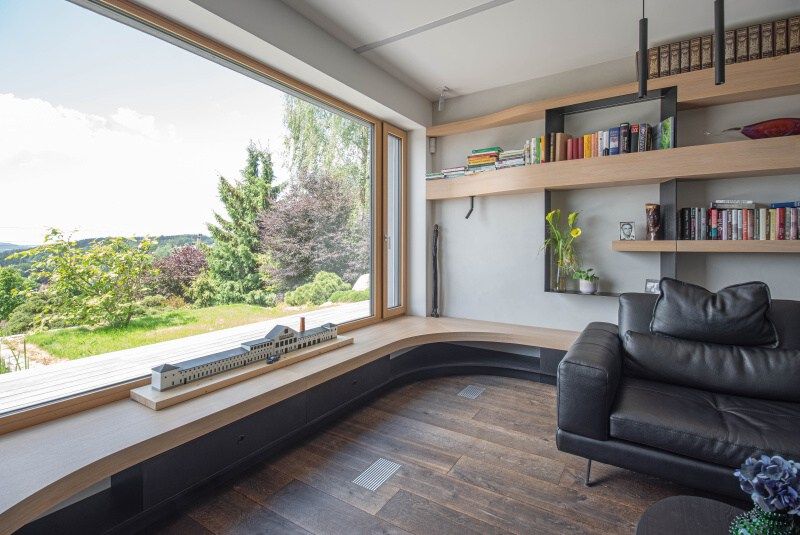 DrevoaStavby.cz | Moderní dřevostavba ve svažitém pozemku s jezírkem DrevoaStavby.cz | Moderní dřevostavba ve svažitém pozemku s jezírkem