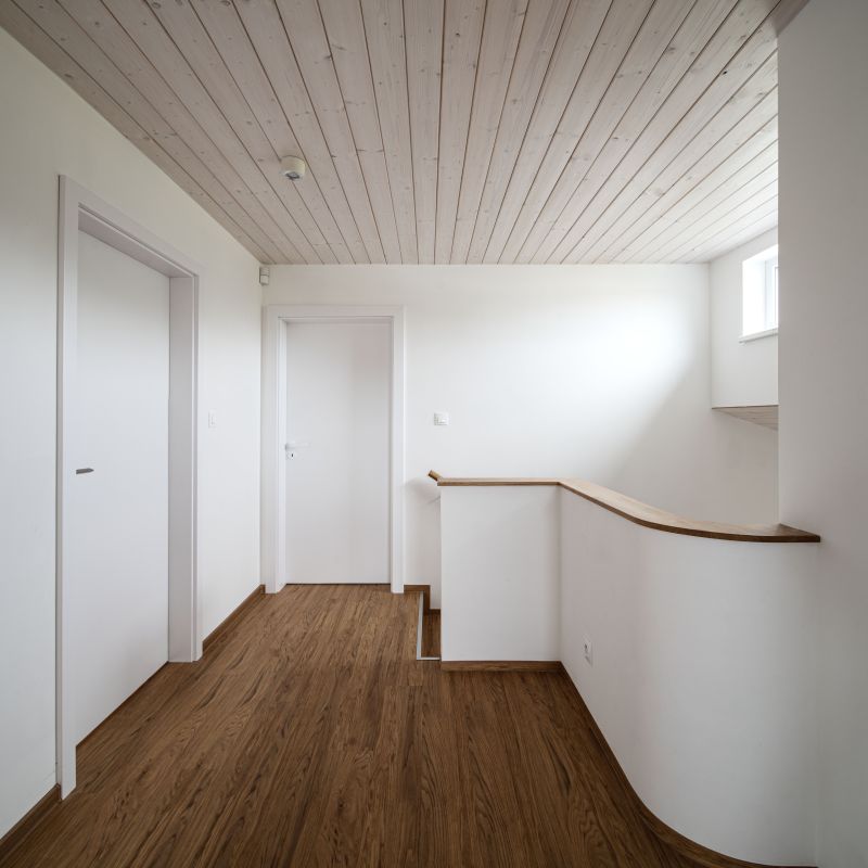 DrevoaStavby.cz Elegantní patrová dřevostavba podle architektonického návrhu chodba v patře