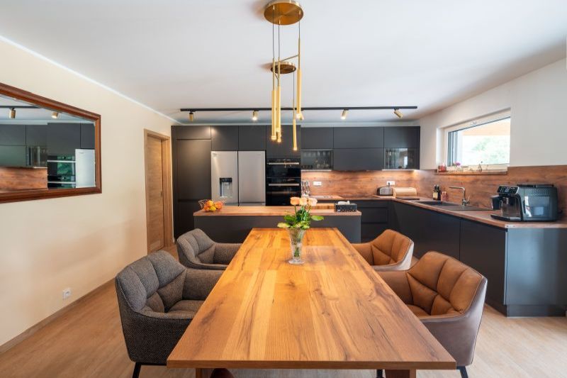 DrevoaStavby.cz Elegantní dřevostavba na kouzelném místě s geniem loci DrevoaStavby.cz Elegantní dřevostavba s  na kouzelném místě geniem loci jídelní stůl detail