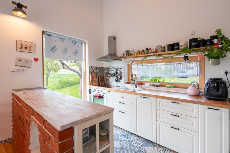 DrevoaStavby.cz Modulární dřevostavba mezi jabloněmi Modulová dřevostavba kuchyň