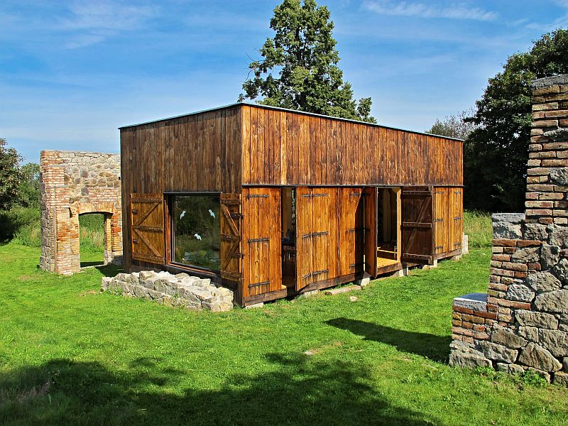 Malý dřevěný domek v opuštěné krajině Českého středohoří postavil na základech původní kamenné stodoly
