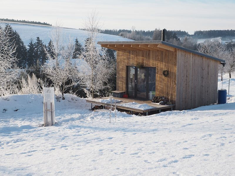 Bouda – malý dřevěný domek z udržitelných přírodních materiálů