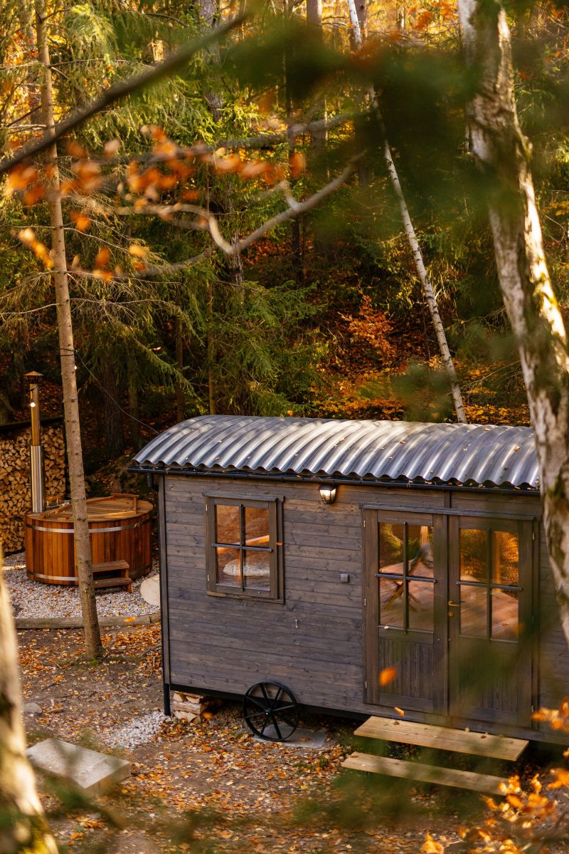DrevoaStavby.cz | Hidden Retreat – dřevěný domek se saunou