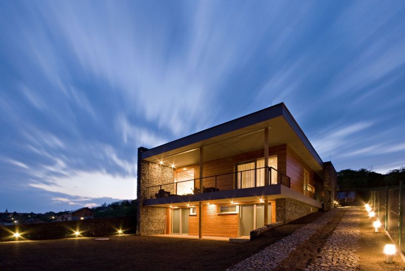 DrevoaStavby.cz | Dřevostavba zapuštěná do svahu