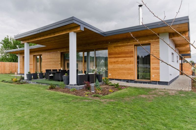 DrevoaStavby.cz | Moderní přízemní dřevostavba s fasádou z modřínu