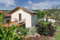 Typová dřevostavba ve svahu