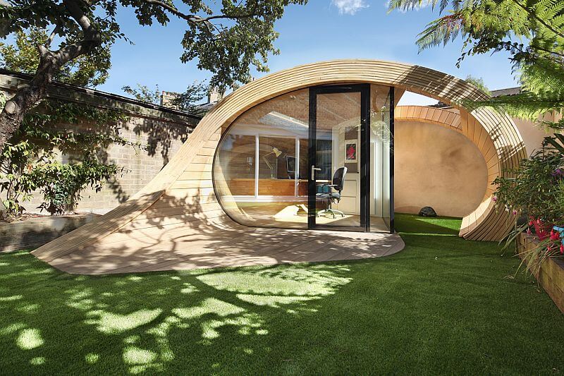 Zahradní domek nevšedního tvaru si postavili na pár metrech čtverečních za účelem pohodlí při práci