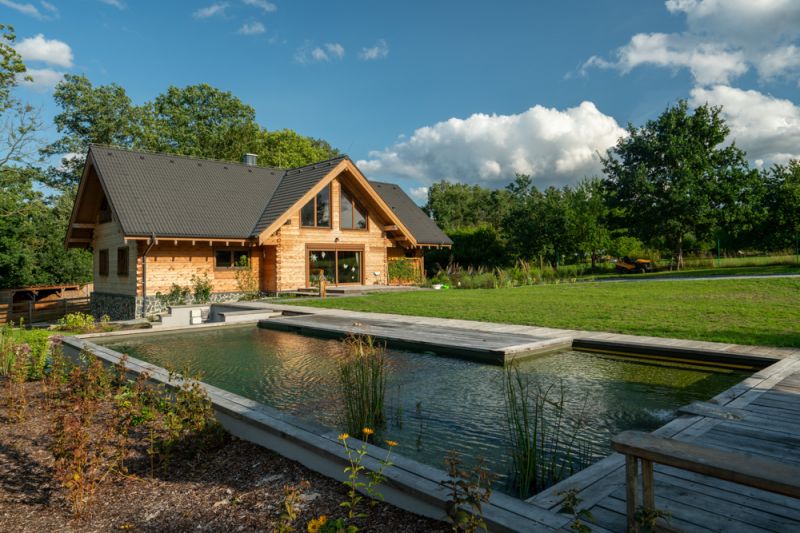 DrevoaStavby.cz Srdcová záležitost v podobě cedrové roubenky DrevoaStavby.cz Srdcová záležitost v podobě cedrové roubenky