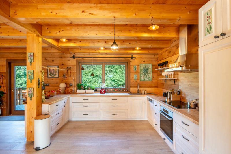 DrevoaStavby.cz Srdcová záležitost v podobě cedrové roubenky DrevoaStavby.cz Srdcová záležitost v podobě cedrové roubenky