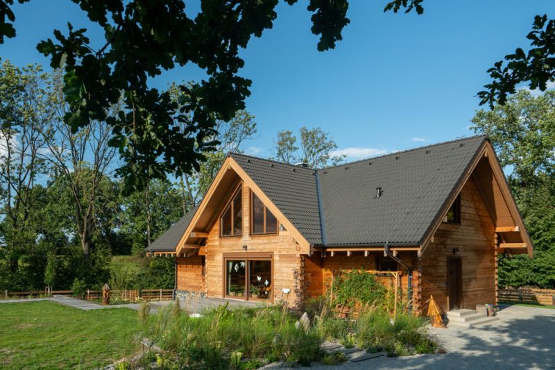 DrevoaStavby.cz Srdcová záležitost v podobě cedrové roubenky DrevoaStavby.cz Srdcová záležitost v podobě cedrové roubenky