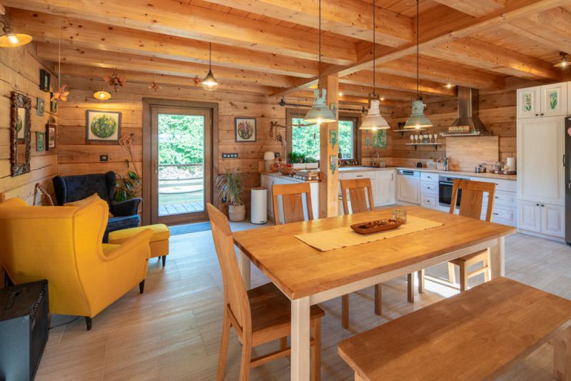 DrevoaStavby.cz Srdcová záležitost v podobě cedrové roubenky DrevoaStavby.cz Srdcová záležitost v podobě cedrové roubenky