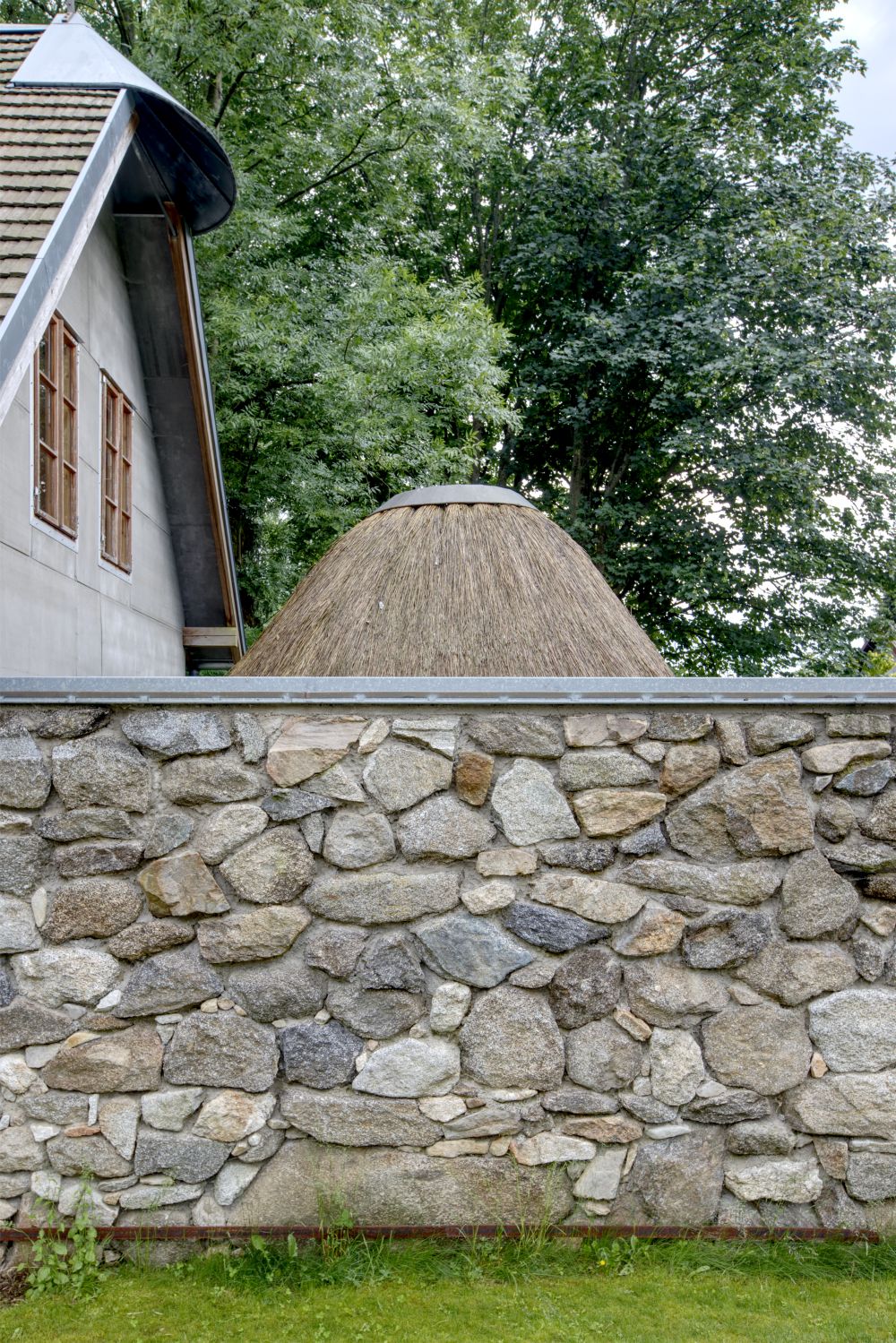DrevoaStavby.cz Neviditelná sauna v podobě kupky sena DrevoaStavby.cz Neviditelná sauna v podobě kupky sena