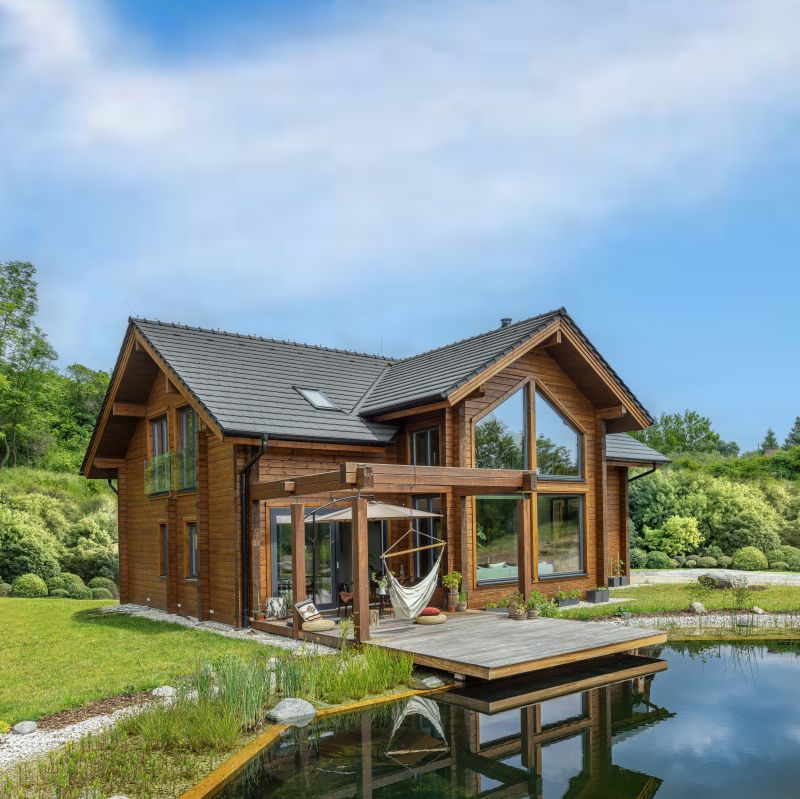DrevoaStavby.cz Moderní srubový dům Kontio DrevoaStavby.cz Moderní srubový dům Kontio jezírko a pohled na dům