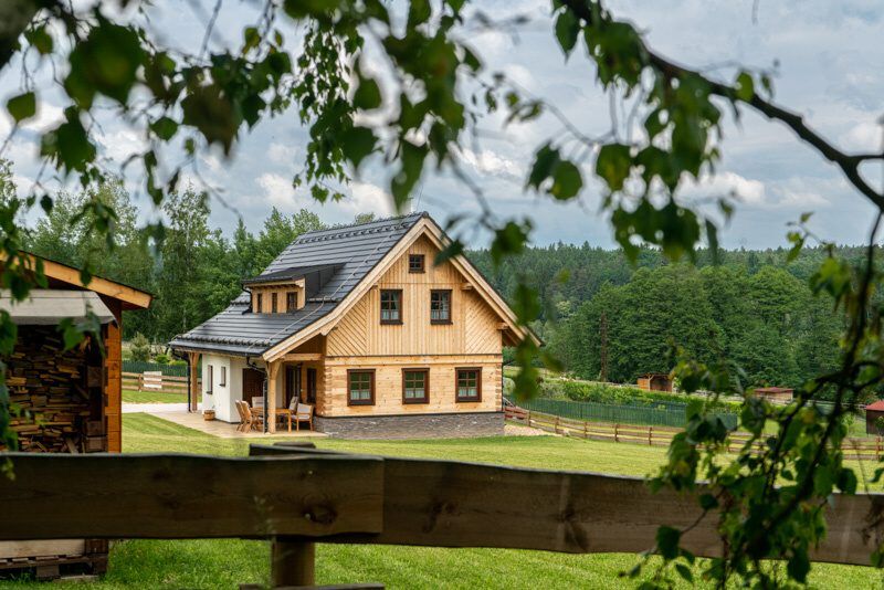 DrevoaStavby.cz Poloroubená chalupa s vůní borovice DrevoaStavby.cz Poloroubená chalupa s vůní borovice