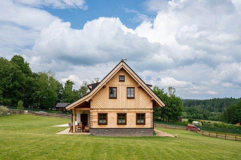DrevoaStavby.cz Poloroubená chalupa s vůní borovice DrevoaStavby.cz Poloroubená chalupa s vůní borovice