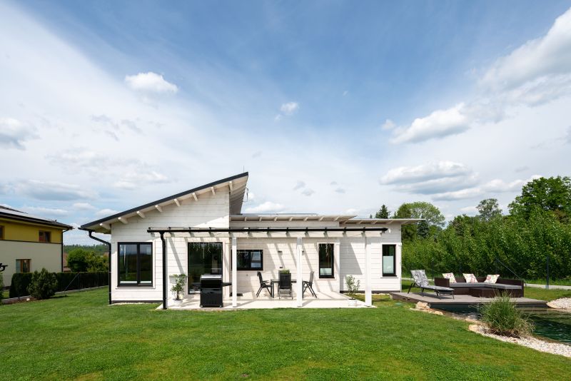 DrevoaStavby.cz Roubenka z lepené finské borovice s dřevěnou fasádou bílé barvy DrevoaStavby.cz Roubenka z lepené finské borovice s dřevěnou fasádou bílé barvy