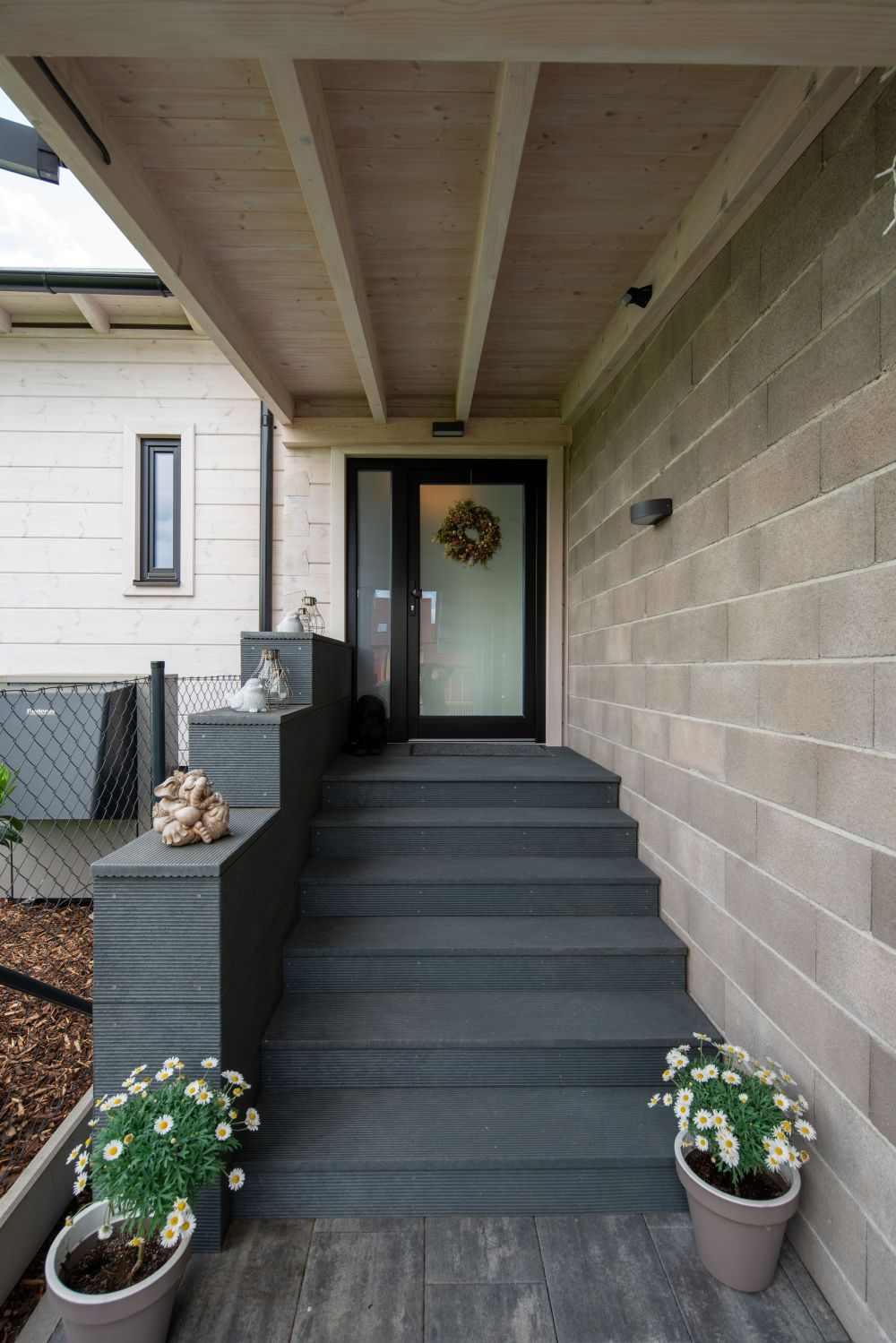 DrevoaStavby.cz Roubenka z lepené finské borovice s dřevěnou fasádou bílé barvy DrevoaStavby.cz Roubenka z lepené finské borovice s dřevěnou fasádou bílé barvy 7