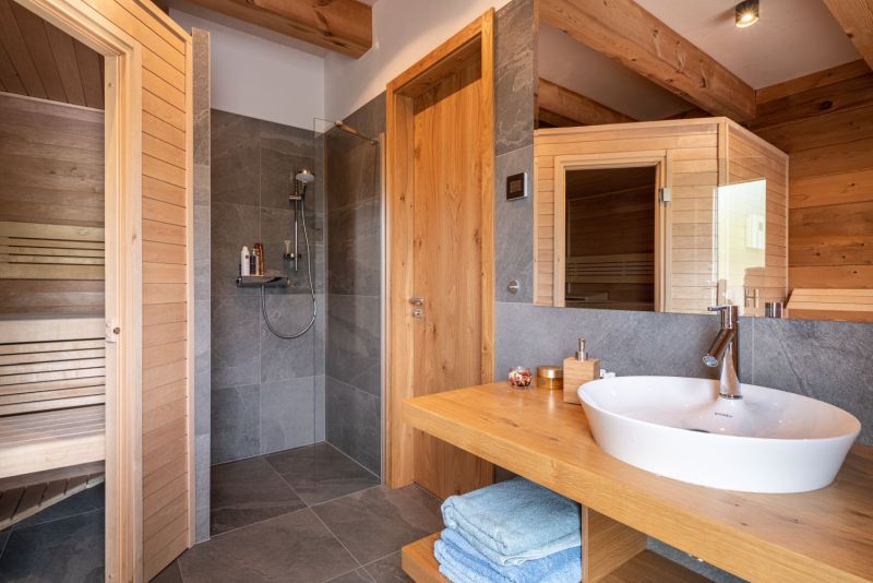 DrevoaStavby.cz | Cedrová roubenka na horách