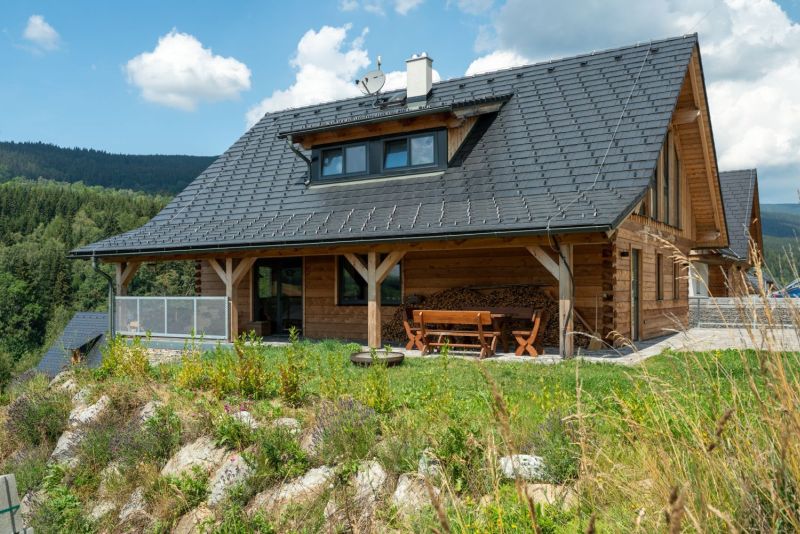 DrevoaStavby.cz | Cedrová roubenka na horách