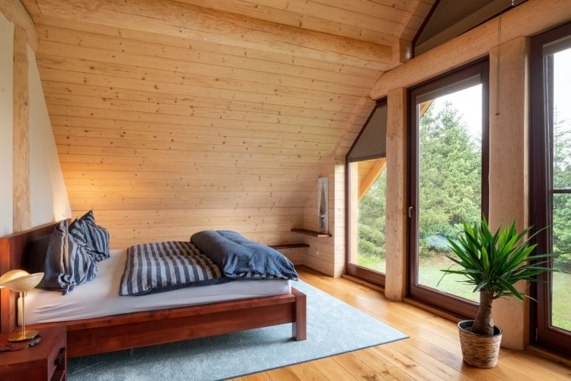 DrevoaStavby.cz | Masivní srub u Orlické přehrady 