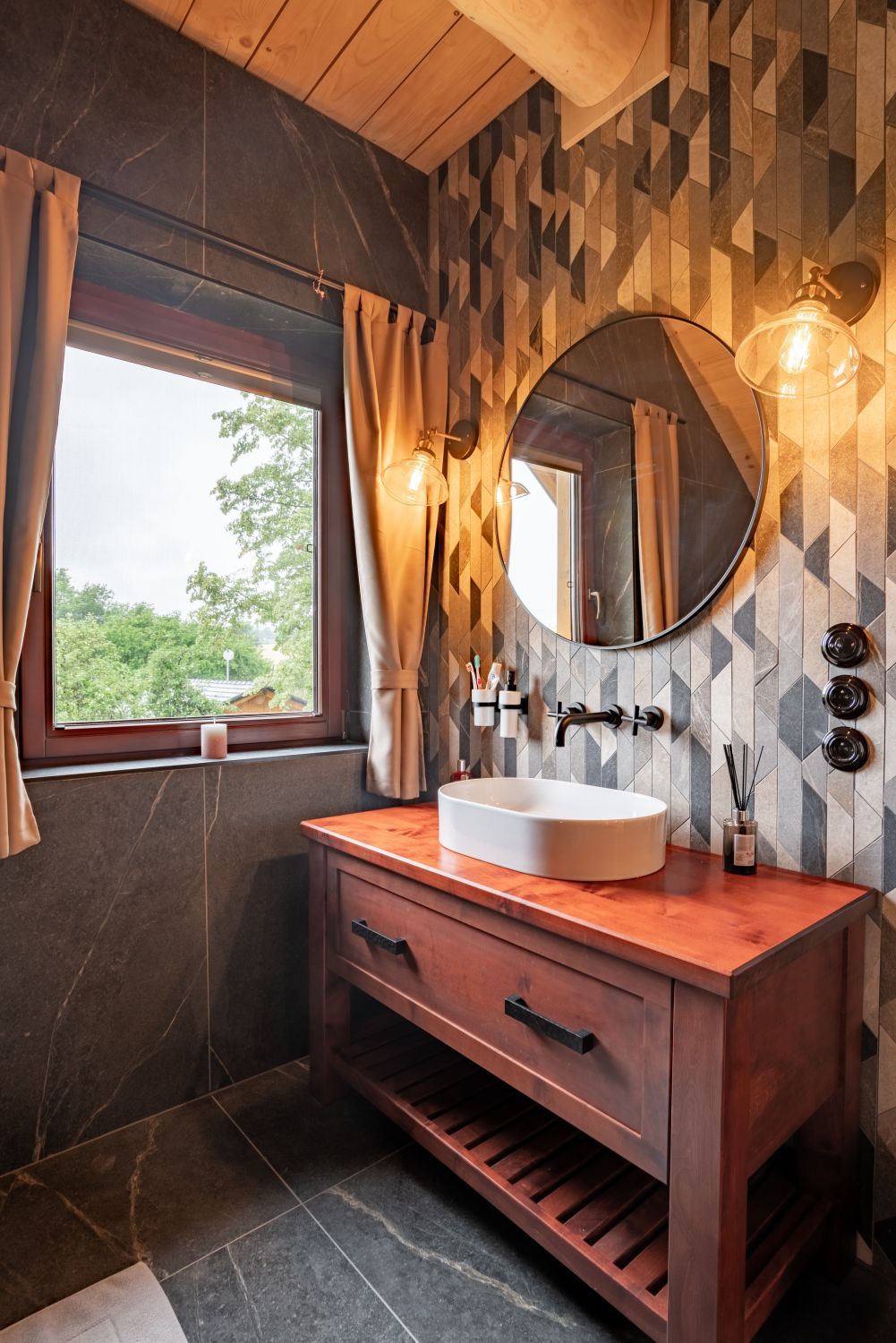 DrevoaStavby.cz | Masivní srub u Orlické přehrady 