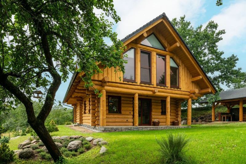 DrevoaStavby.cz | Masivní srub u Orlické přehrady 