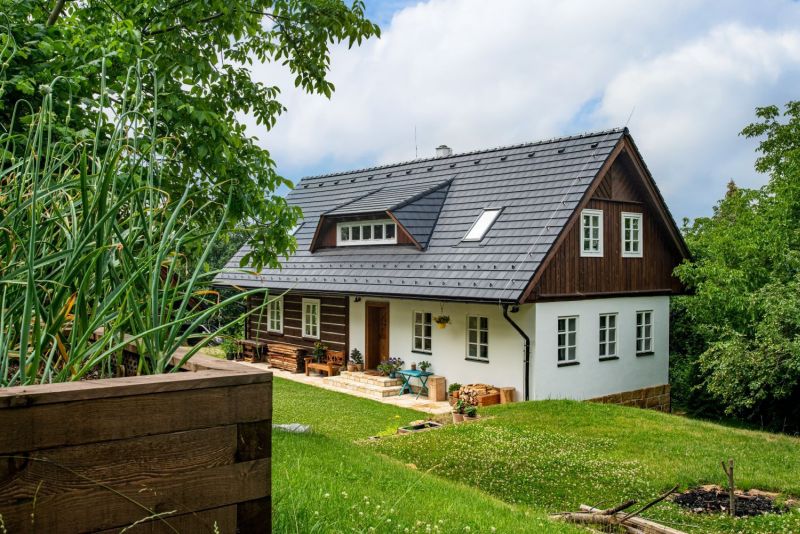 DrevoaStavby.cz | Moderní poloroubenka postavená tradičními postupy