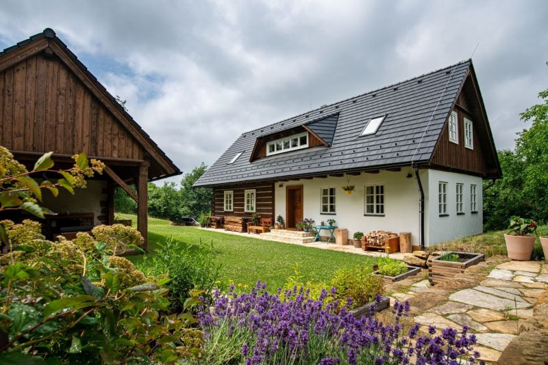 DrevoaStavby.cz | Moderní poloroubenka postavená tradičními postupy