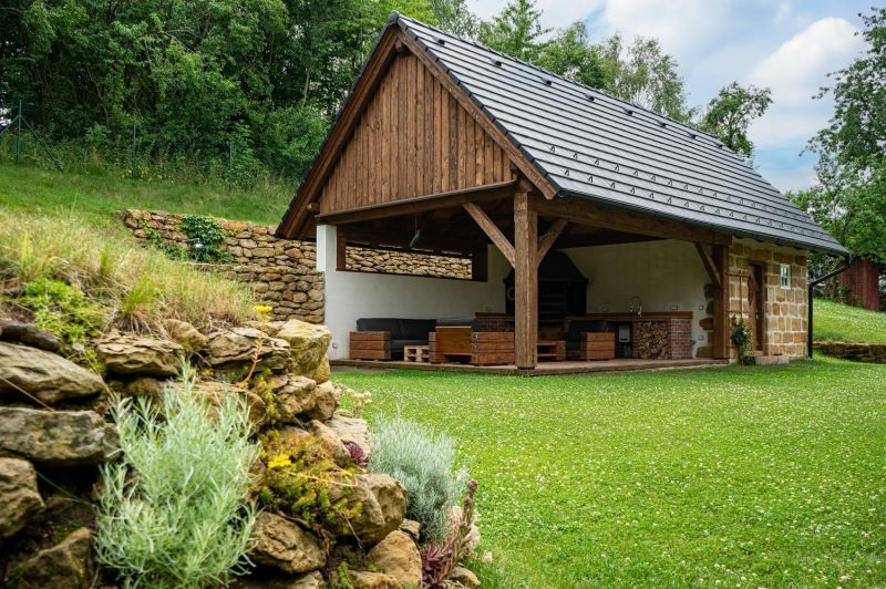 DrevoaStavby.cz | Moderní poloroubenka postavená tradičními postupy