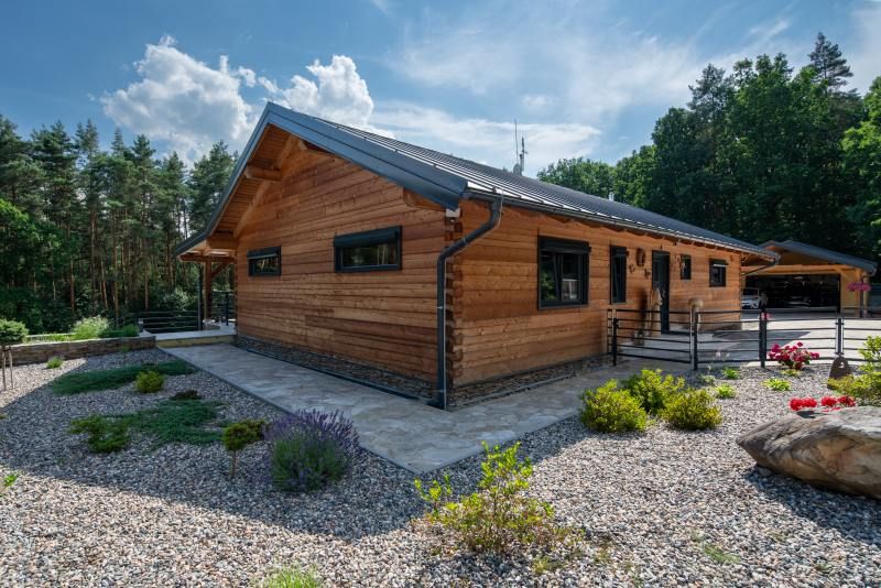 DrevoaStavby.cz Moderní roubený dům z cedrových trámů 