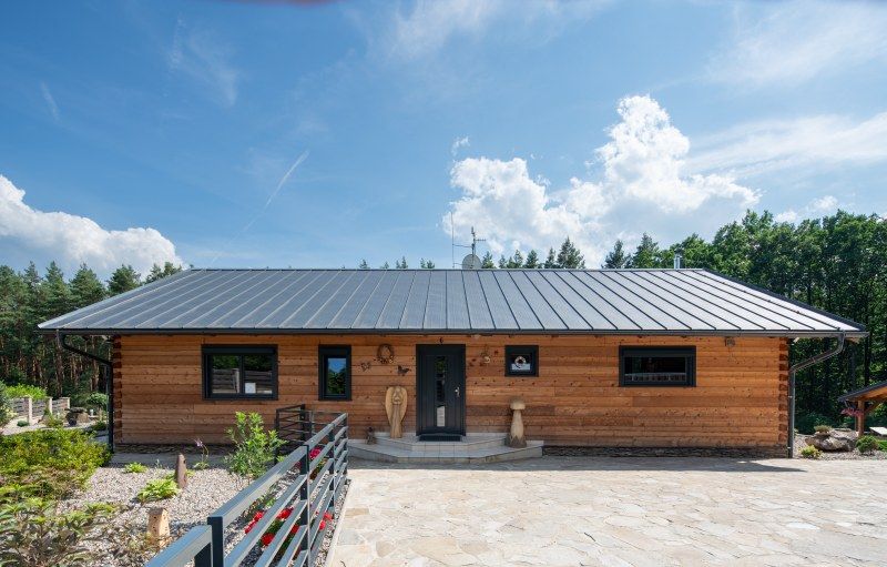 DrevoaStavby.cz Moderní roubený dům z cedrových trámů