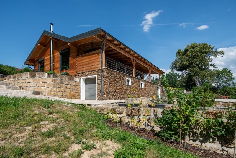 DrevoaStavby.cz Moderní roubený dům z cedrových trámů