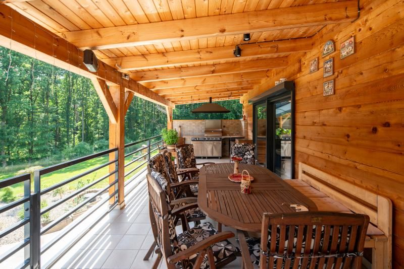DrevoaStavby.cz Moderní roubený dům z cedrových trámů