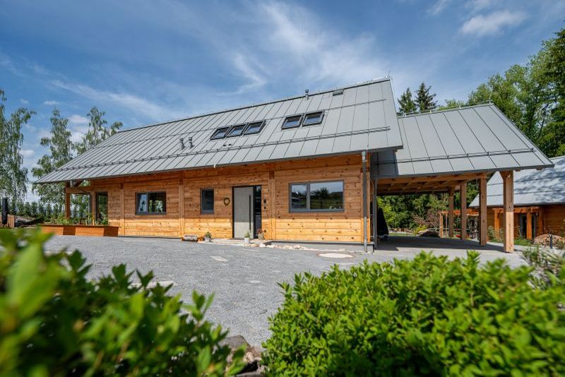 Moderní roubenka těžký dřevěný skelet_OK PYRUS_DŮM Z BOKU