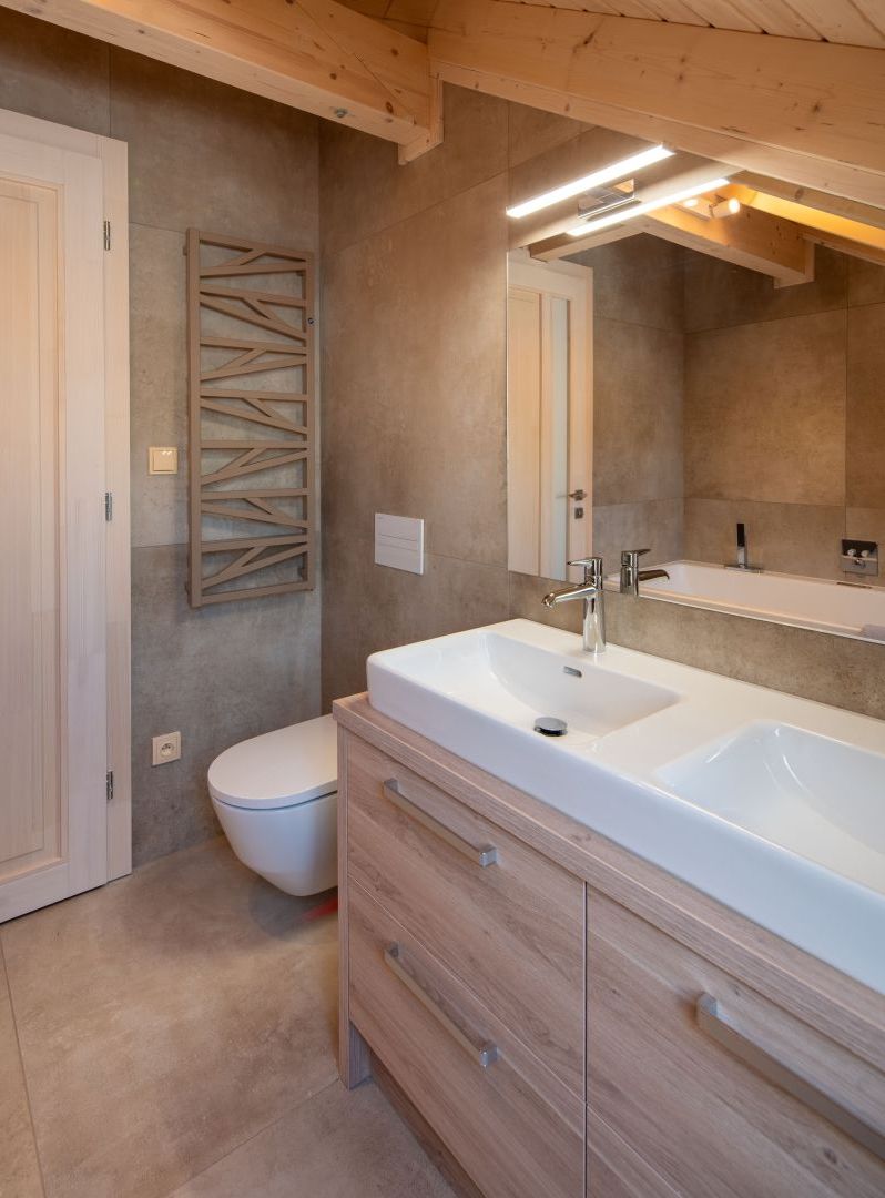 Moderní roubenka na Olomoucku WOOD-LIFE Moderní roubenka na Olomoucku WOOD-LIFE-koupelna