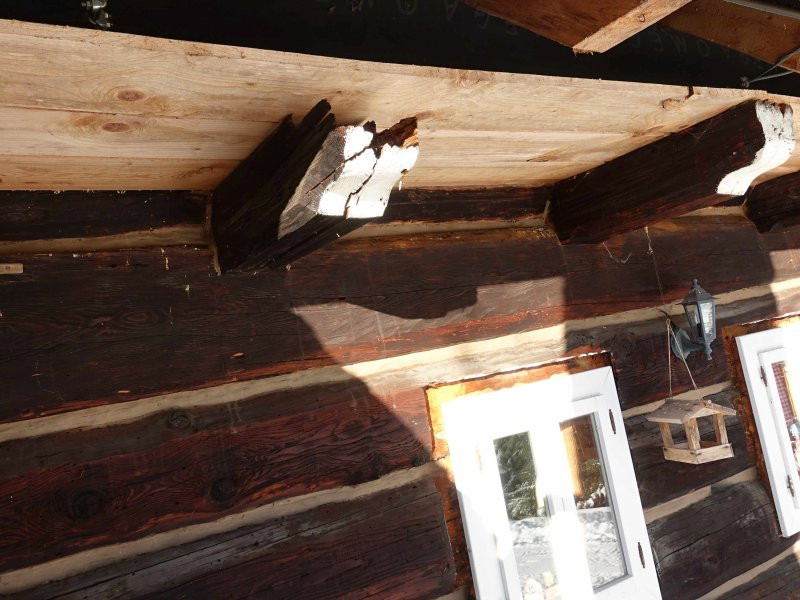 DrevoaStavby.cz | stropní trám roubenky rekonstrukce