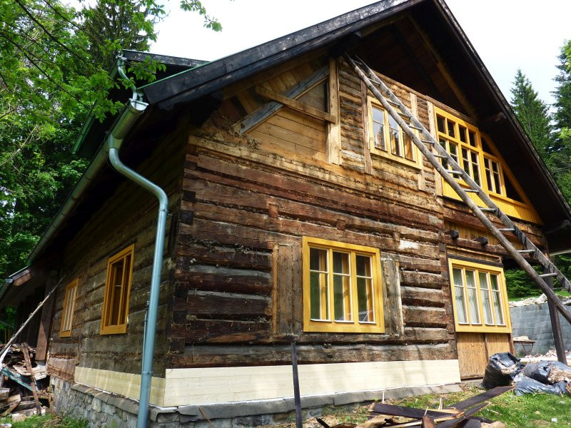 DrevoaStavby.cz | rekonstrukce roubenky po demontáži obkladů